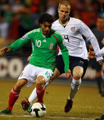 Bradley presiona muy de cerca a Nery Castillo.