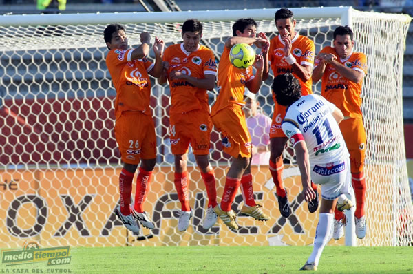 Braulio Luna trata de aumentar la renta de San Luis mediante un tiro libre.