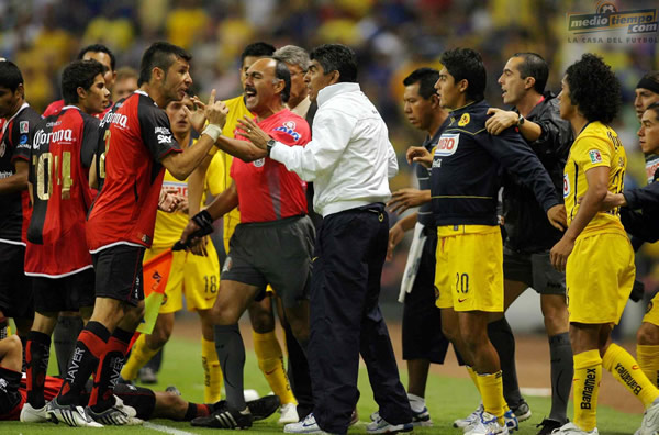 Bronca y expulsión de Juan Carlos Silva y Bruno Marioni.