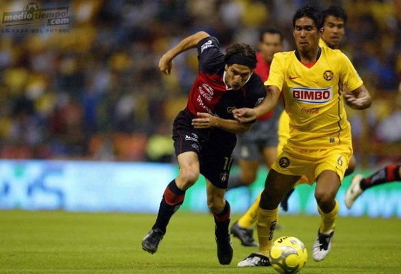 Bruno Marioni es marcado por Juan Carlos Valenzuela.