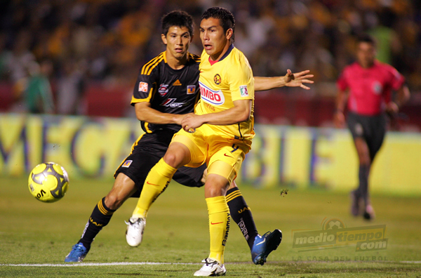 Cabañas siempre peligroso en el área rival.