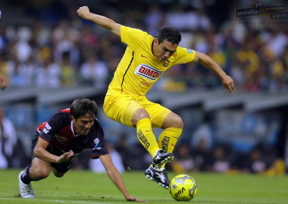 Cabañas supera a su marcador y se enfila a la portería.