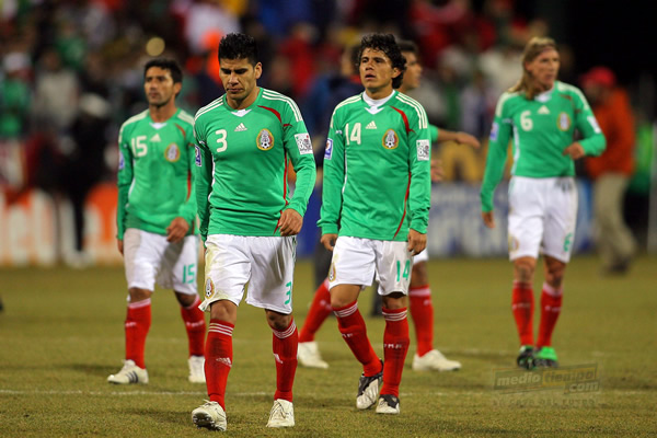 Cabizbajos, los Tricolores abandonan el terreno de juego.