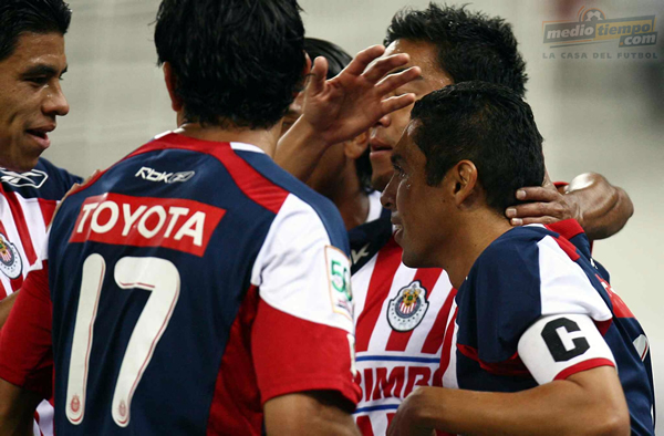 El Capitán de Chivas, Ramón Morales, celebra el gol que anotó desde los once pasos.