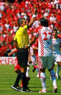 El Capitán de Tecos, Juan Carlos Leaño, reclama una de las amonestaciones para su equipo.