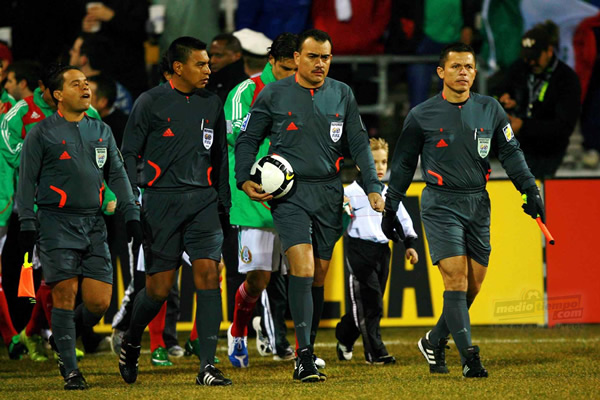 Carlos Batres, el Central del juego con sus Asistentes. De labor sólo aceptable.