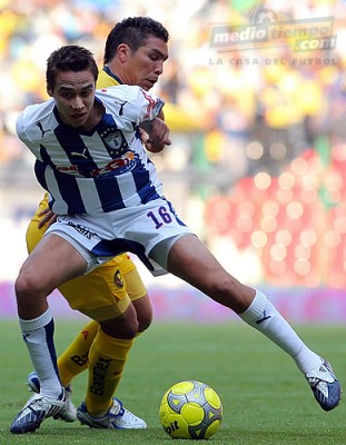 Carlos Gerardo Rodríguez le mete el cuerpo al guaraní Salvador Cabañas.