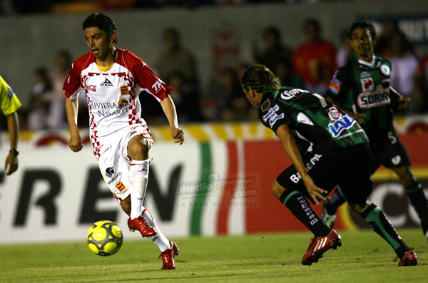 Carlos Morales intentando quitarse la marca lagunera.