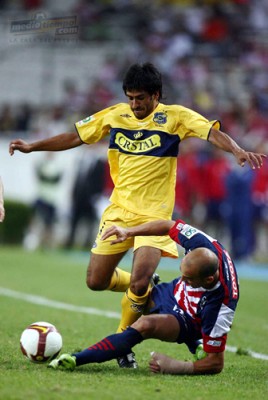 Carlos Ochoa peleó por todas las pelotas, pero no pudo convertir en esta ocasión.