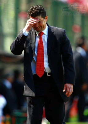 ';Chepo'; de la Torre no podía creer las decisiones del árbitro y las fallas de su equipo.