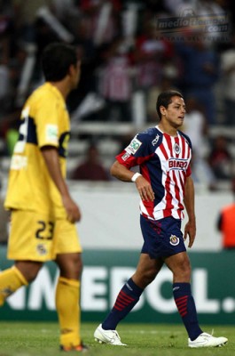 ';Chicharito'; encontró el apoyo de todo el equipo cuando ingreso al terreno de juego para ocupar el lugar de Carlos Ochoa.