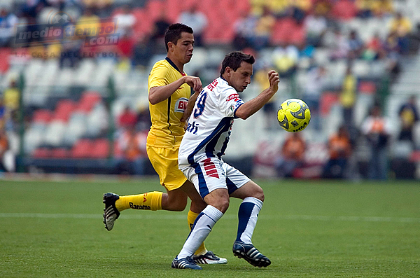 Christian ';Chaco'; Giménez intenta esconderle el balón al debutante George Corral.