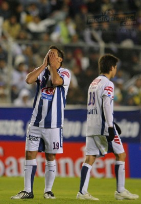 Christian Giménez al final no pudo anotar el tercer tanto para los Tuzos el cual evitó el arquero de la U.