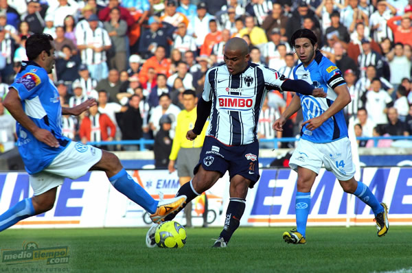 ';Chupete'; Suazo intenta disparar ante la marca de 2 defensores poblanos.