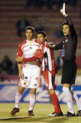 Claudio Graf fue bien custodiadio por la zaga juarense, pero pudo anotar uno.