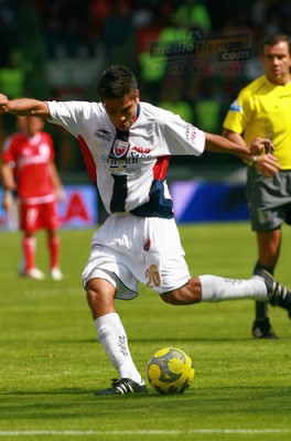 Clemete Ovalle prepara su disparo.