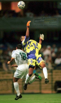 1999, Copa Confederaciones, México 1-0 Bolivia. Jorge Campos en acción.