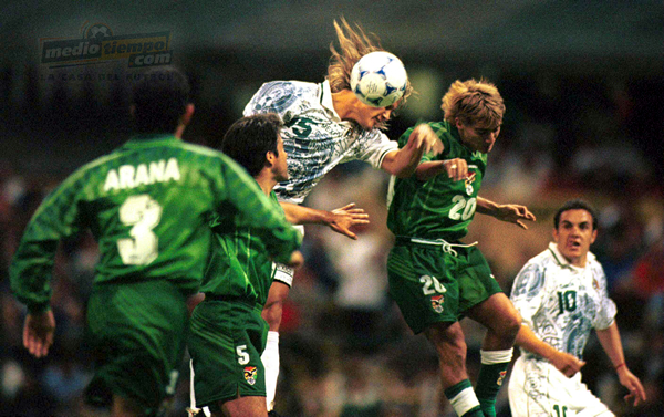 1999, Copa Confederaciones, México 1-0 Bolivia. Luis Hernández al ataque.