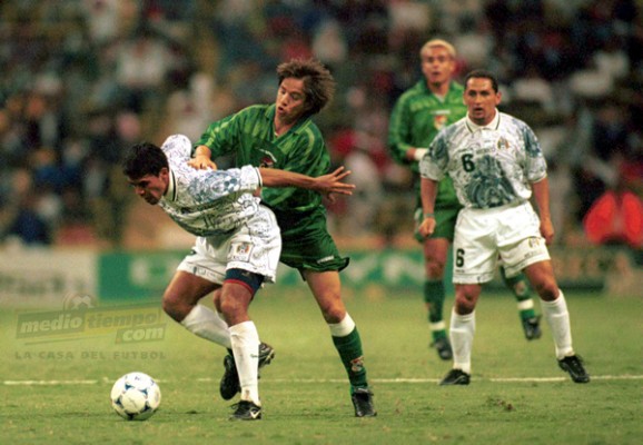 1999, Copa Confederaciones, México 1-0 Bolivia. Pável Pardo con liderazgo.