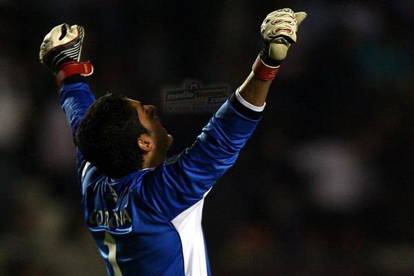 Corona vivió de todo en este juego; aquí festeja el 1-0 teco.