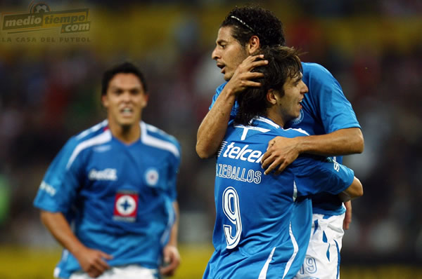Cruz Azul festeja el empate a 2 después del autogol de Patricio Araujo al 41';.