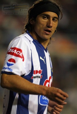 Damián perdió la cabeza y al final también fue expulsado por patear por detrás a un rival.