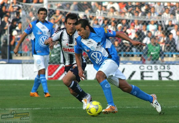 Daniel Osorno trata de llevarse a Luis Pérez.