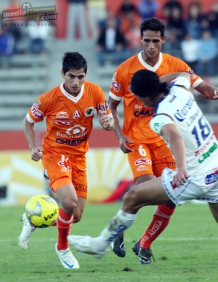 Danilinho trata de penetrar la defensa de San Luis.