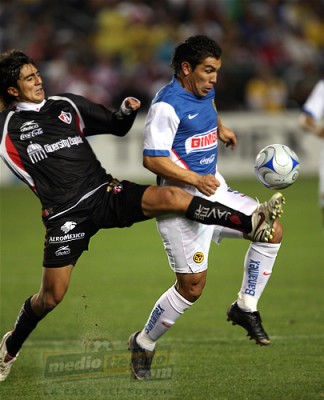 Dárvin Francisco Chávez intenta detener a Salvador Cabañas.