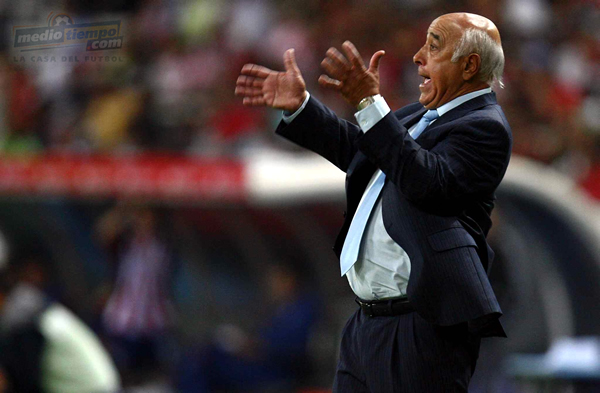 El Director Técnico de Everton, Nelson Acosta, no podría creer la masacre que le estaban propinando a su equipo.
