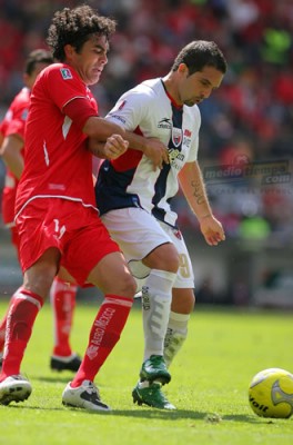 Dueñas frena el avance de Maldonado.