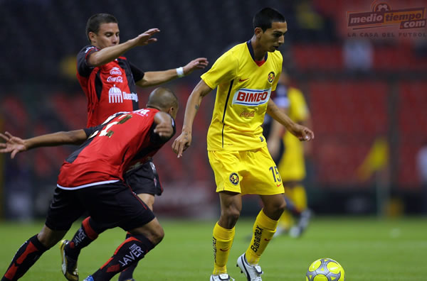 Edgar Iván Pacheco y Lucas Emanuel Ayala marcan a Edgar Eduardo Castillo.
