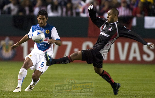 Edgar Pacheco intenta que Juan Carlos ';Topo'; Valenzuela no pase.