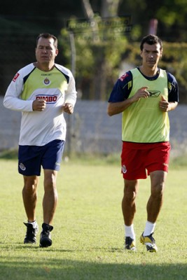 Efraín corre a lado de Borgetti en las prácticas.