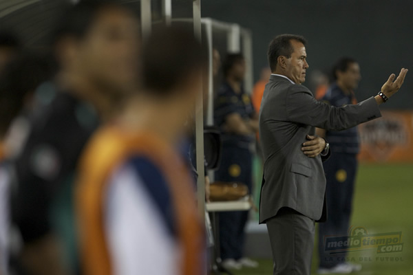 Efraín dio instrucciones todo el partido.