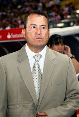 Efraín Flores atento antes del encuentro.