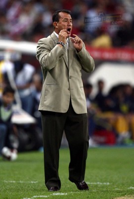Efraín Flores dando indicaciones a sus jugadores.