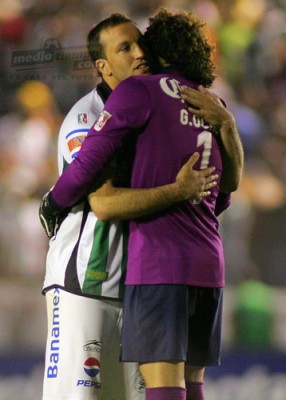 El abrazo amistoso al final del juego.