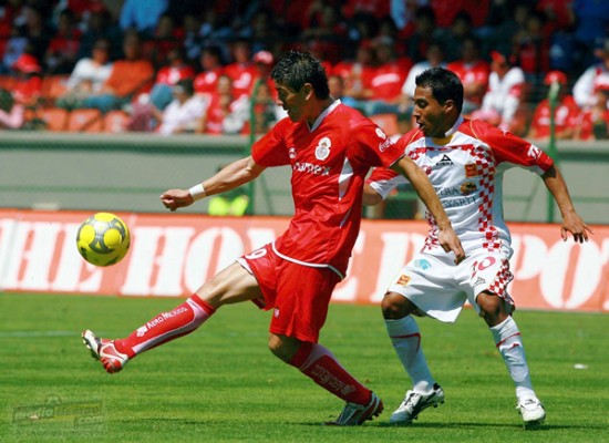 El ariete chileno Héctor Mancilla intentó, pero no pudo marca en este encuentro.