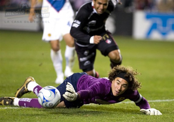 El arquero Guillermo Ochoa se aplicó para no recibir más dianas.