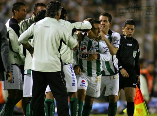 El ';Chato'; festejó su gol con la banca.