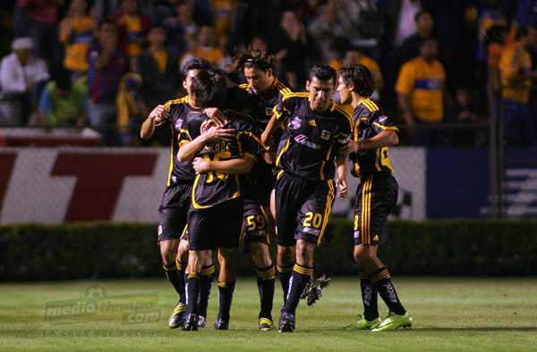 El festejo del gol olímpico de Lobos.