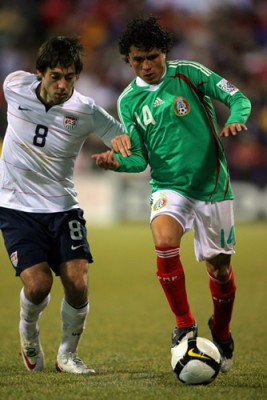 El ';Jagger'; y Dempsey en pos de la pelota.
