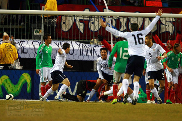 El momento en que Bradley mandó la pelota al fondo de las redes mexicanas.
