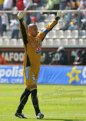 El portero colombiano festeja el gol local.