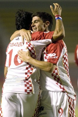 El primer tanto del Clausura 2009 fue de Graf a pase de Bareiro.