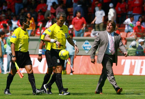 El técnico de Tecos, Miguel Herrera, no quedó conforme con el arbitraje de Hugo León Guajardo.