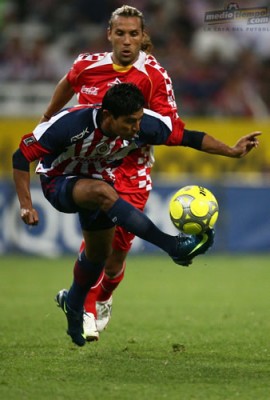 El ';Venado'; Medina recibe el esférico ante la mirada de Jorge Damián Zamogilny.