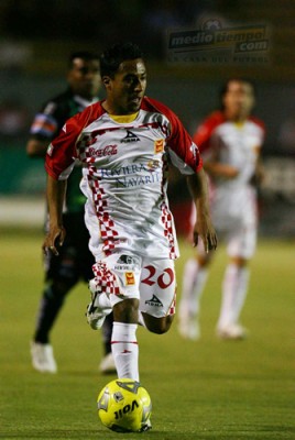 Elgabry Rangel buscando abrir la defensiva.