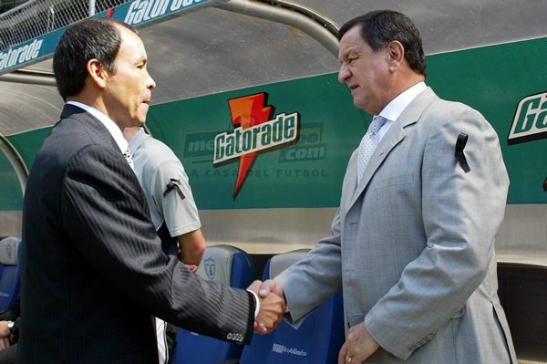 Enrique Meza y José Guadalupe Cruz se saludan cordialemente antes del inicio del partido.
